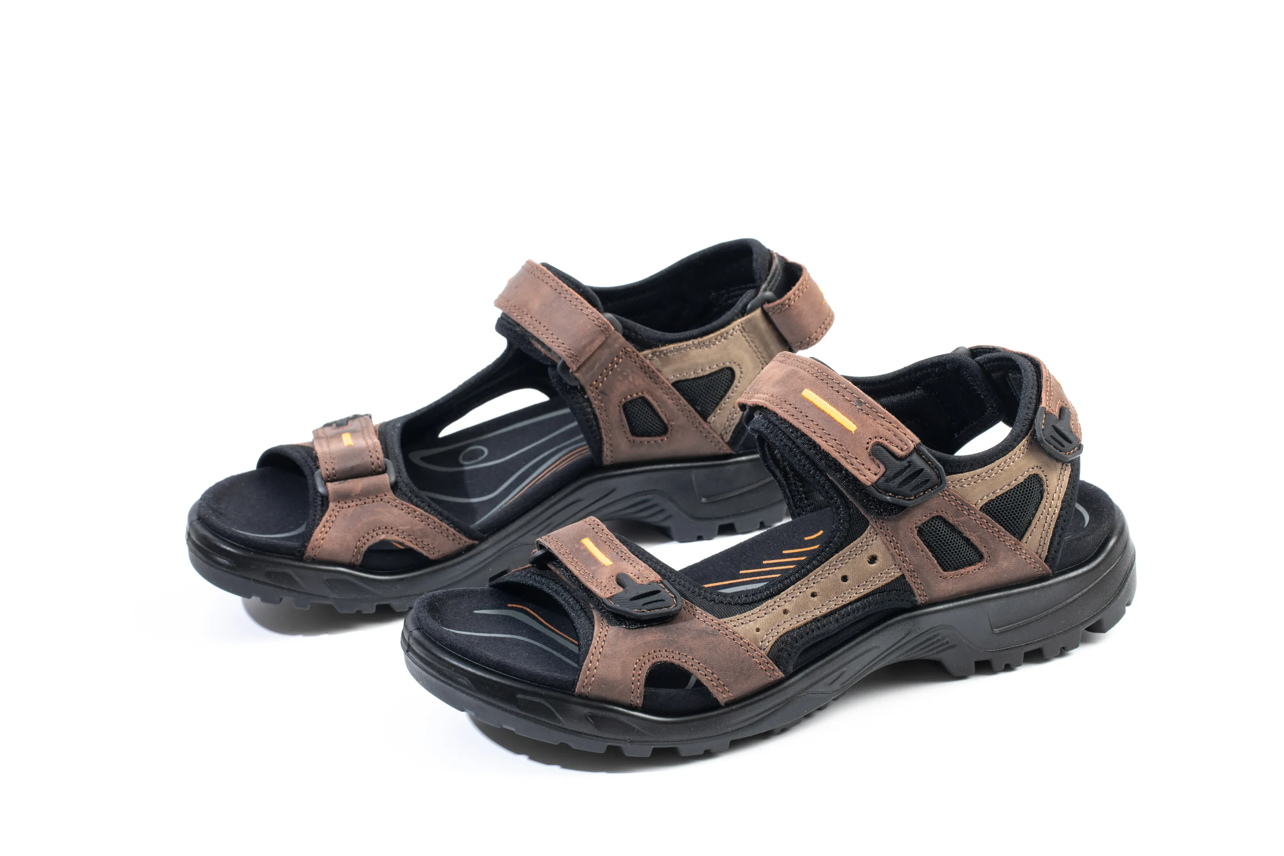 Sandalias deportivas marrones y negras