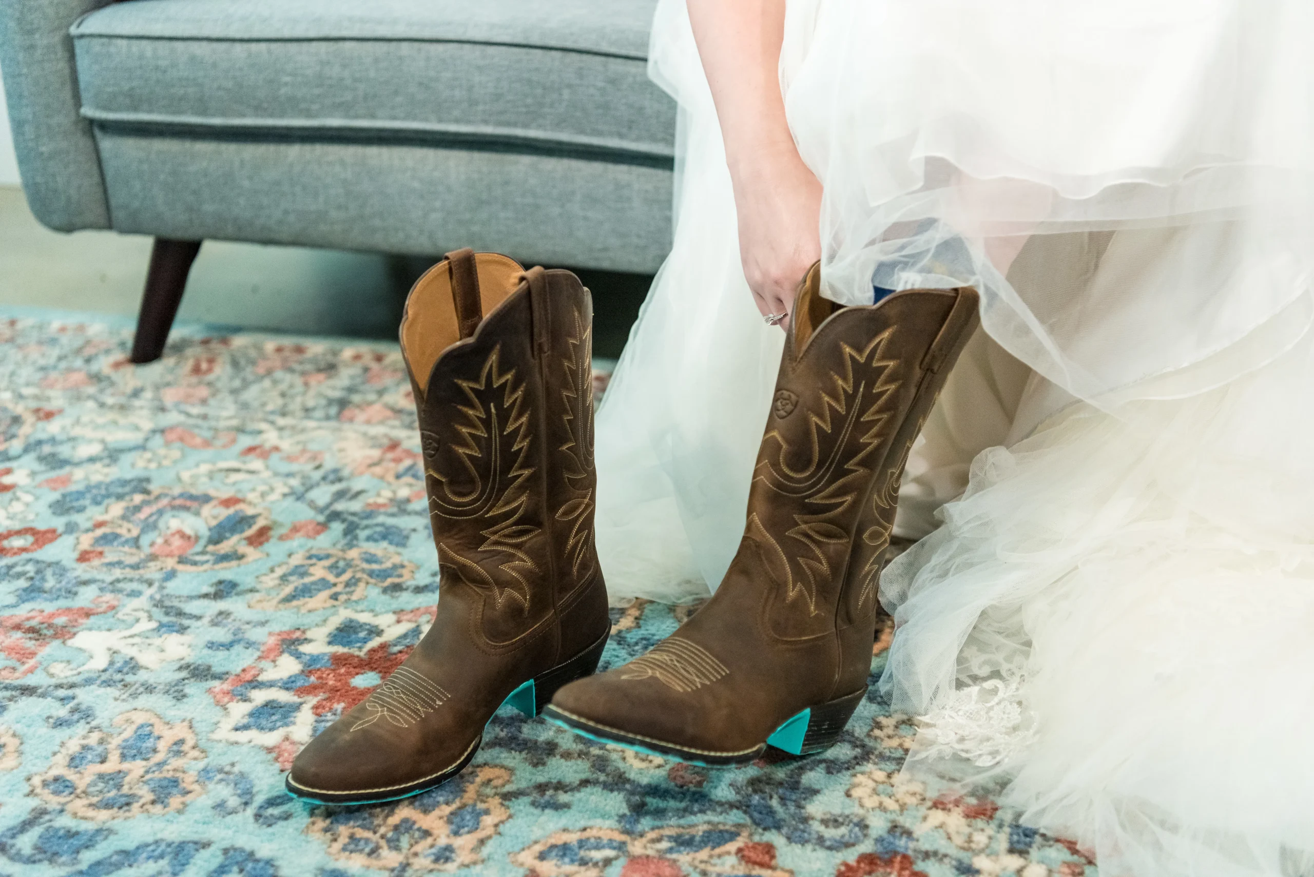 Botas vaqueras marrones junto a un vestido de novia