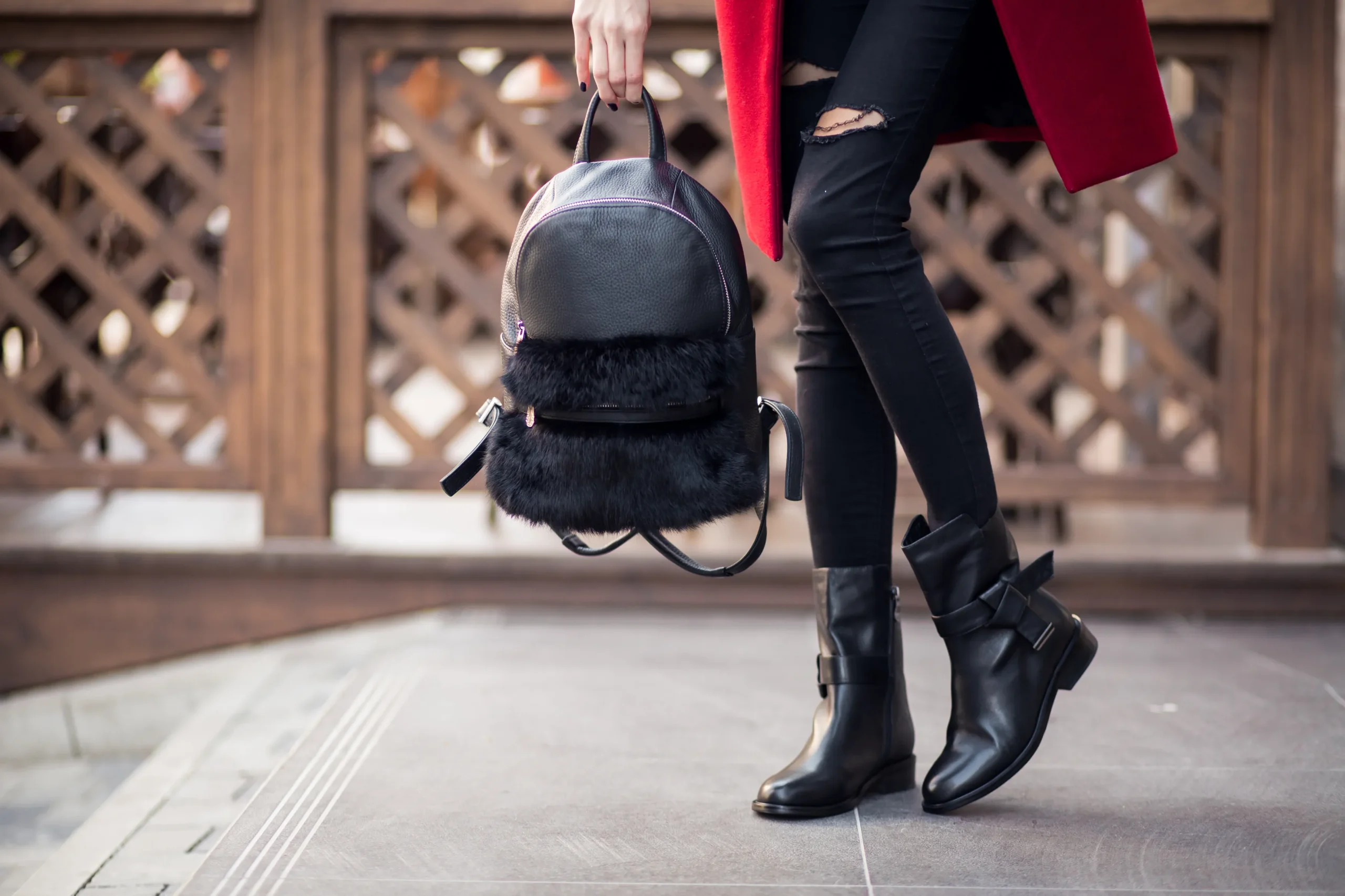 Mujer con botines militares negros
