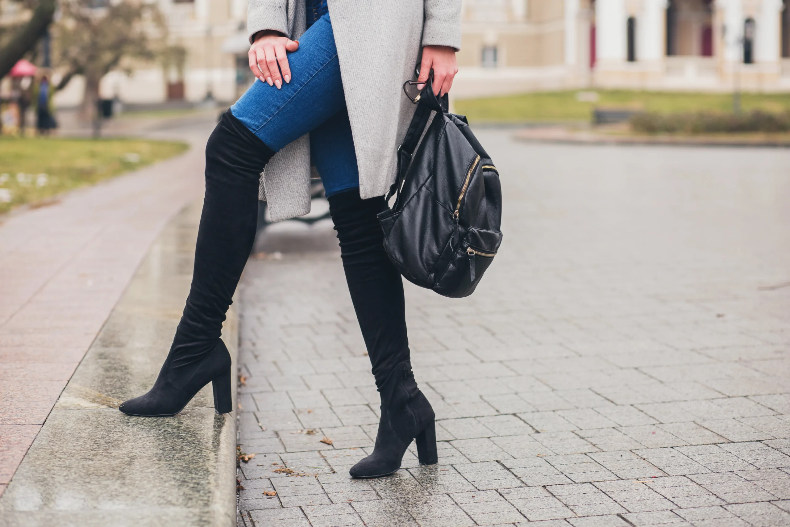 Mujer con botas negras por encima de la rodilla